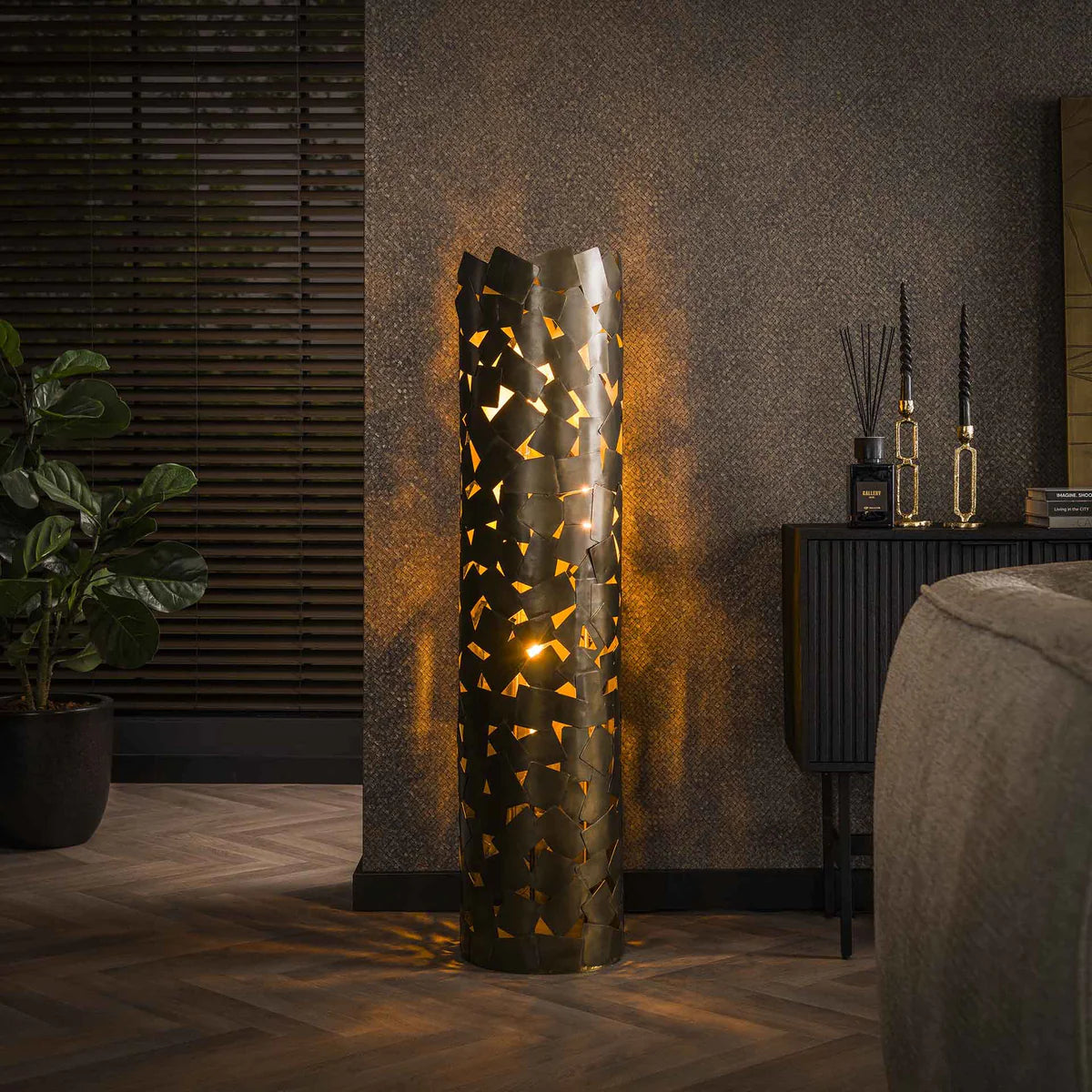 Moderne Stehlampe Patch von lefurn.de mit elegantem Design und weicher Beleuchtung, ideal für Wohnzimmer und Schlafzimmer.