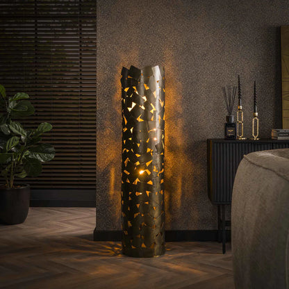 Moderne Stehlampe Patch von lefurn.de mit elegantem Design und weicher Beleuchtung, ideal für Wohnzimmer und Schlafzimmer.