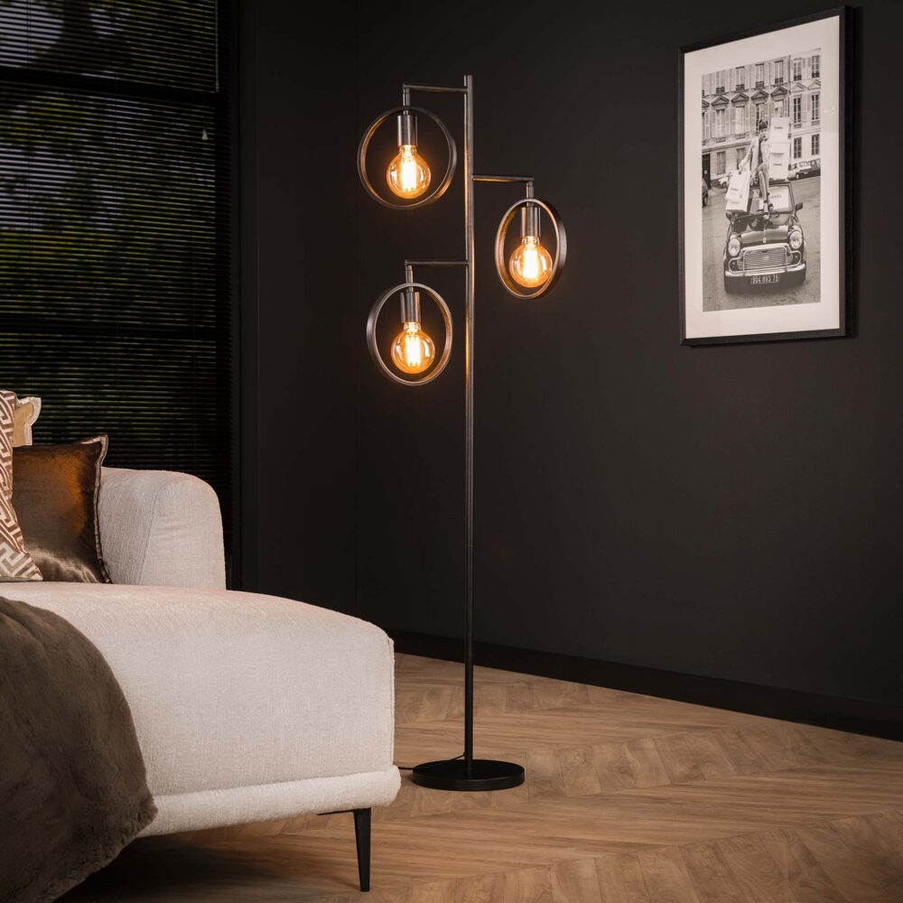 Moderne Stehlampe Ring von lefurn.de mit rundem Lampenschirm und eleganter Design in einem stilvollen Raum.