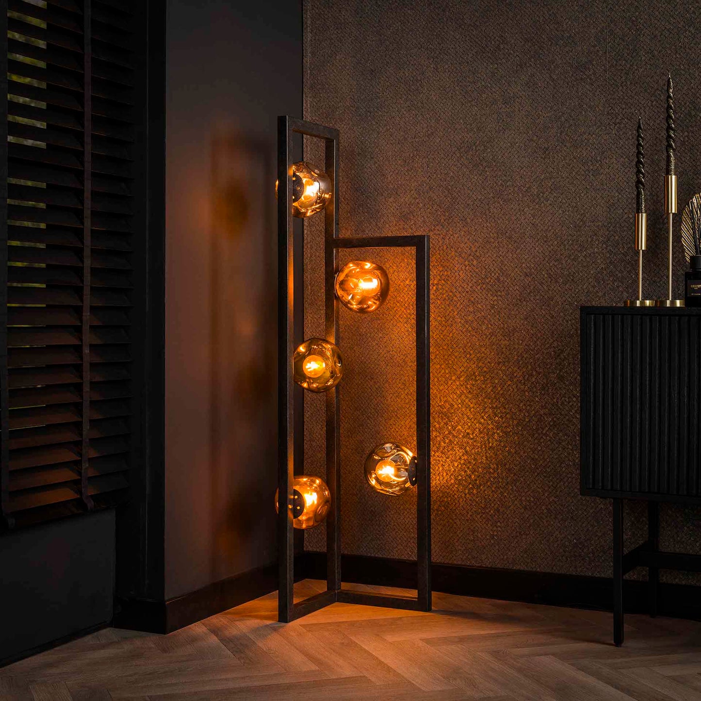 Helle Stehlampe Stellar 2 von lefurn.de mit modernem Design und eleganter Basis, ideal für Wohnzimmer oder Schlafzimmer.