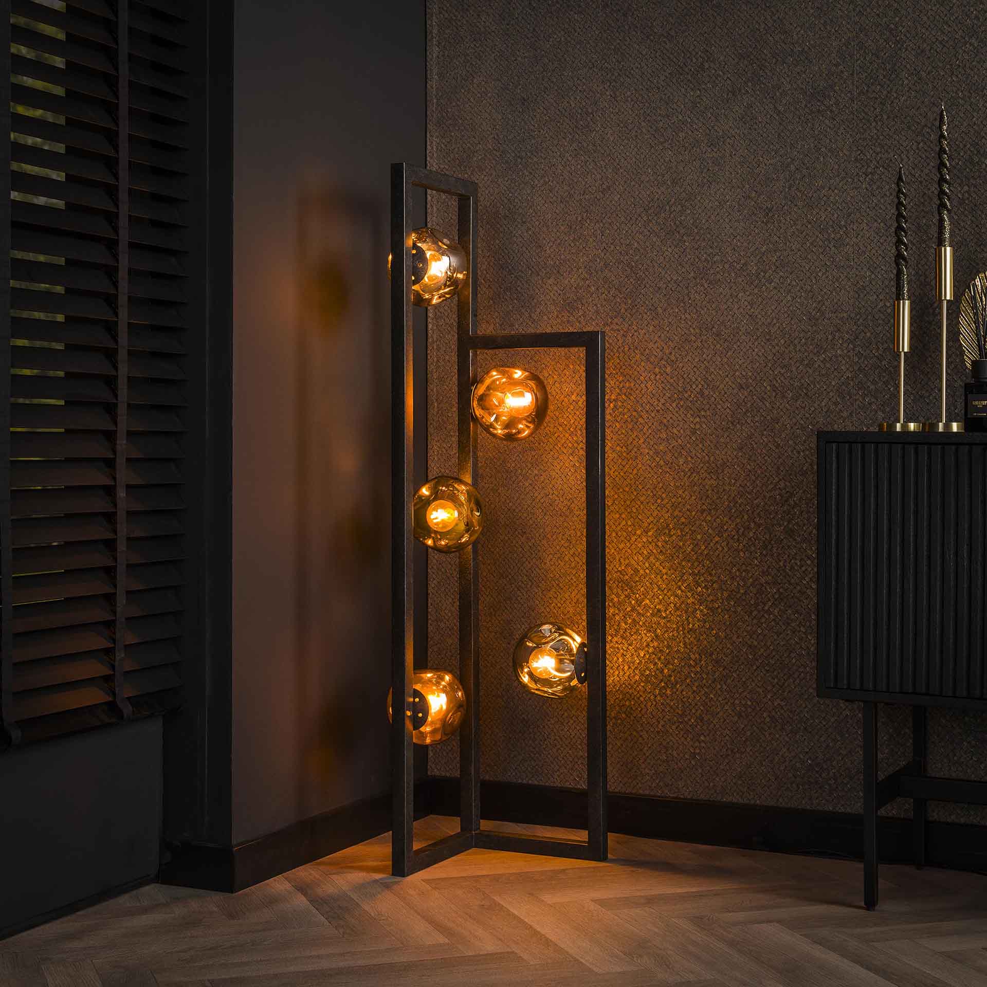 Helle Stehlampe Stellar 2 von lefurn.de mit modernem Design und eleganter Basis, ideal für Wohnzimmer oder Schlafzimmer.