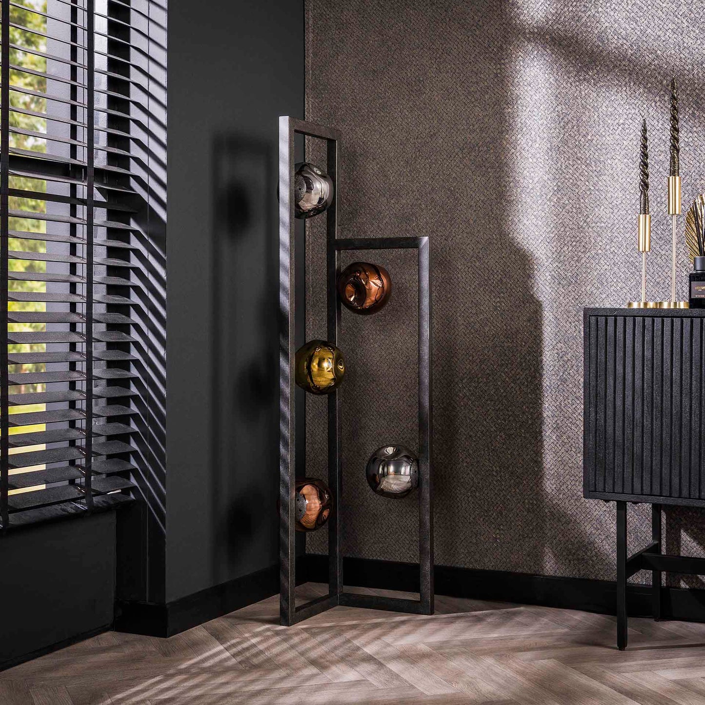 Moderne Stehlampe Stellar 2 von lefurn.de mit schlichtem Design und stabilem Standfuß, ideal für Wohnzimmer oder Schlafzimmer.