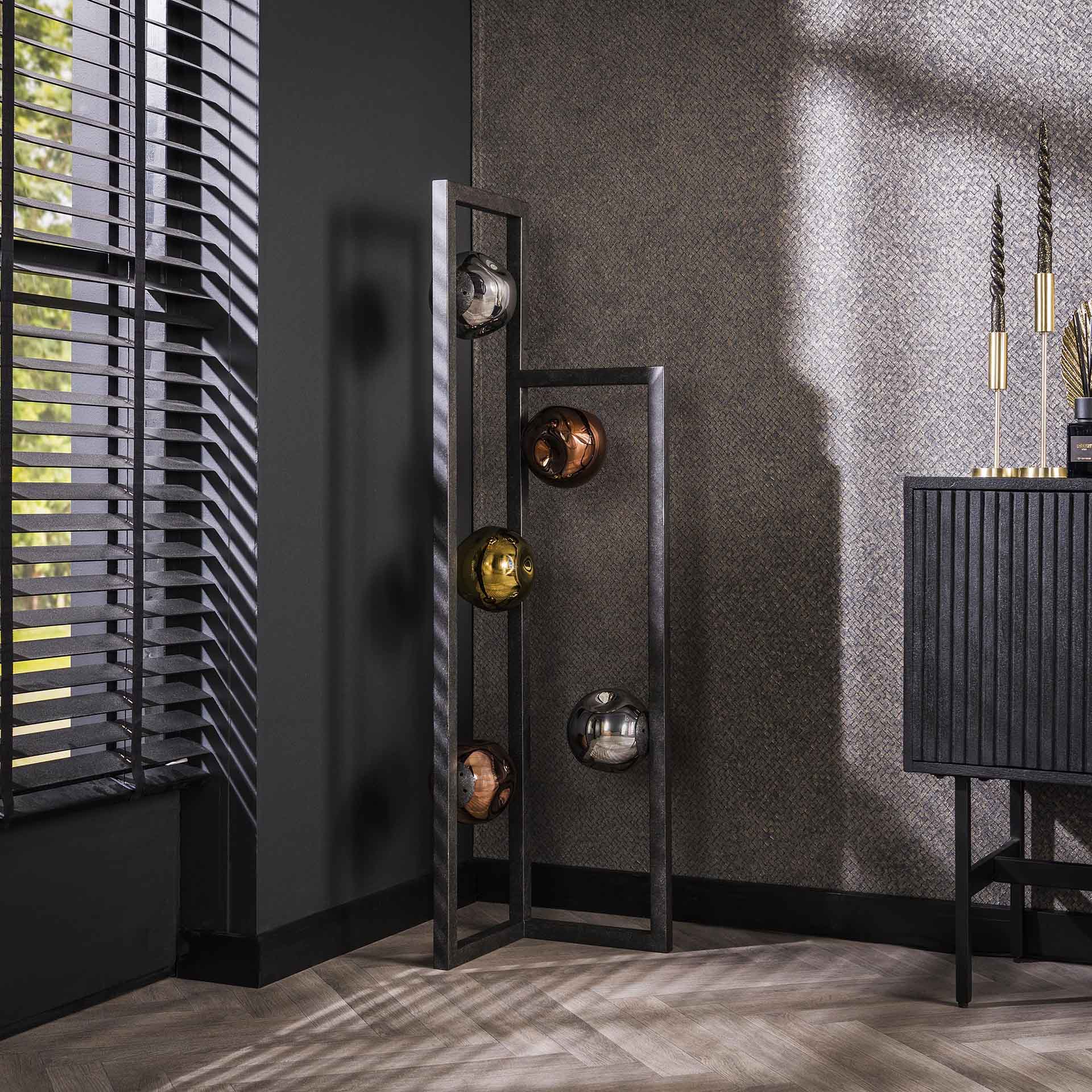 Moderne Stehlampe Stellar 2 von lefurn.de mit schlichtem Design und stabilem Standfuß, ideal für Wohnzimmer oder Schlafzimmer.