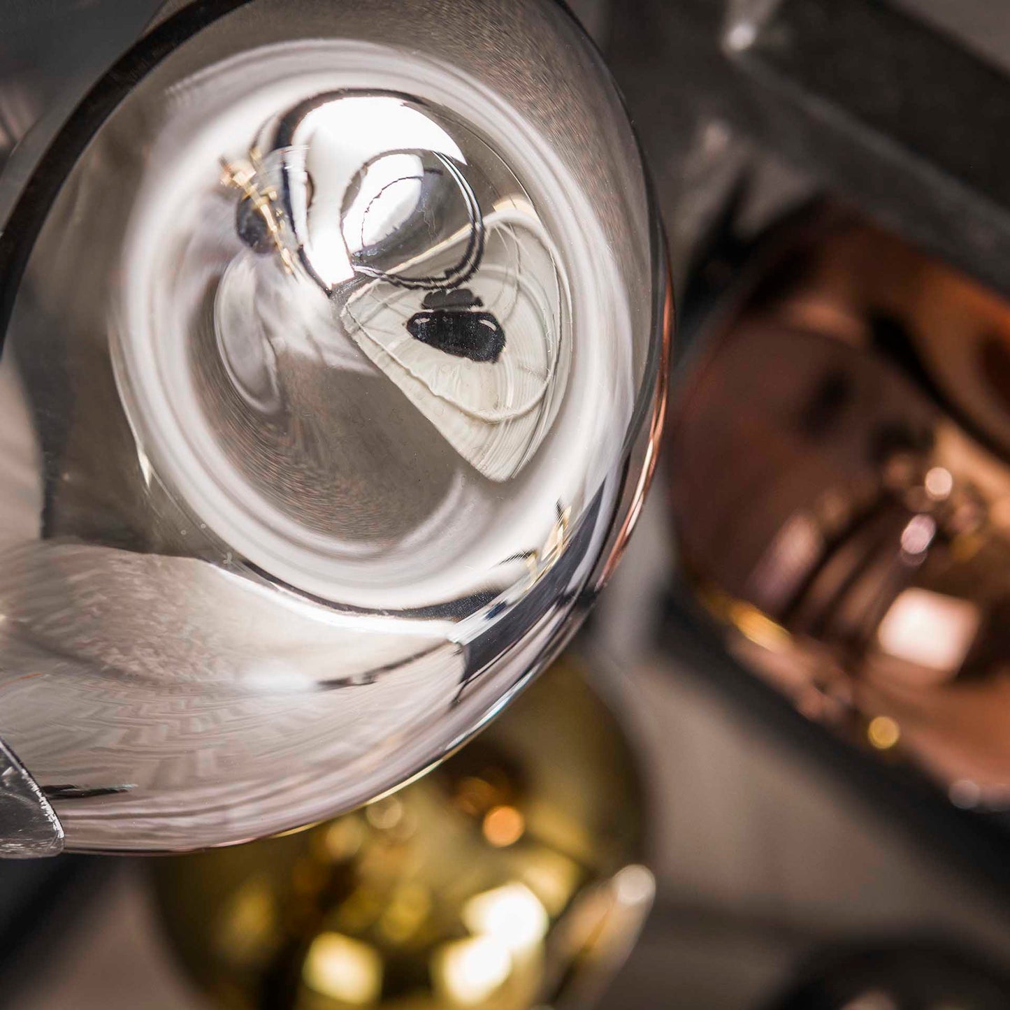 Moderne Stehlampe Stellar 2 von lefurn.de mit eleganter Design und neutralem Lampenschirm, perfekt für Wohnzimmer.