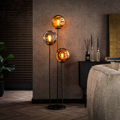 Moderne Stehlampe Stellar von lefurn.de mit schlankem Design und warmem Licht, perfekt für Wohnzimmer oder Schlafzimmer.