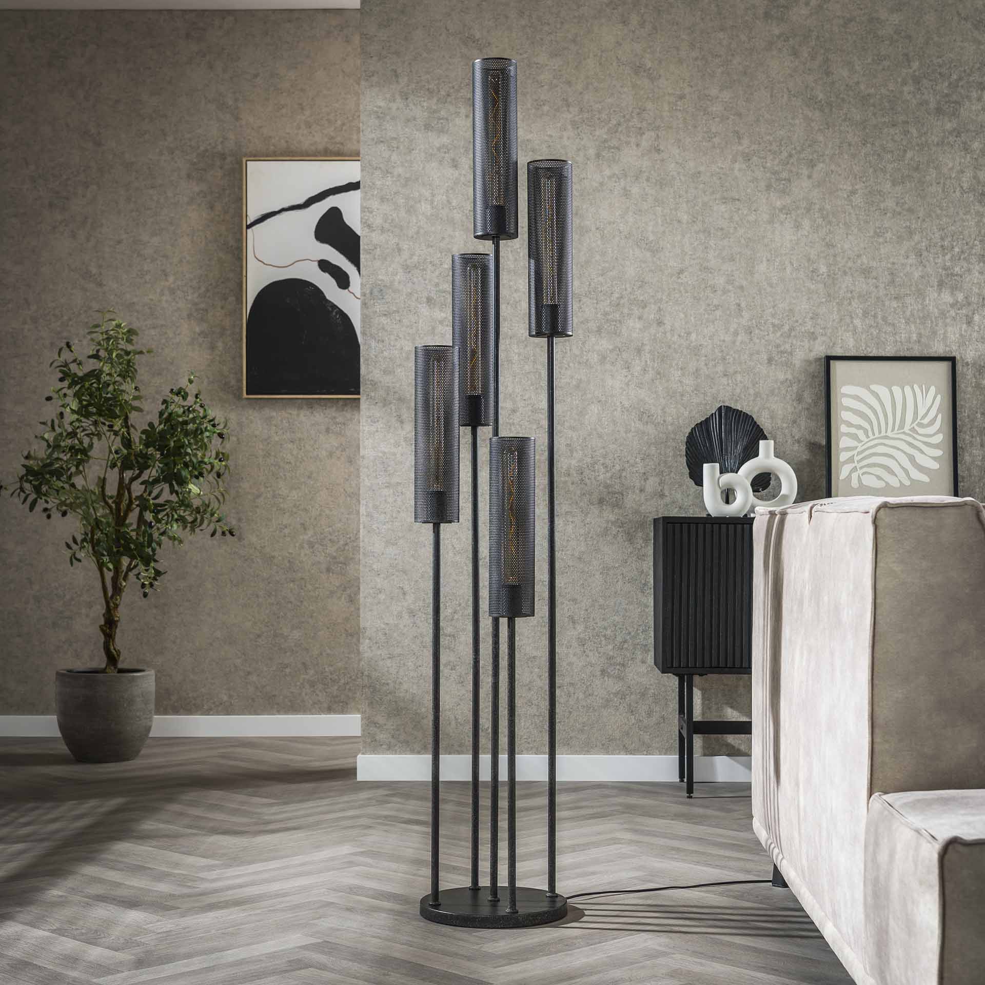Moderne Stehlampe Tube von lefurn.de, mit schlankem Design und hellem Lampenschirm, ideal für Wohnzimmer oder Schlafzimmer.