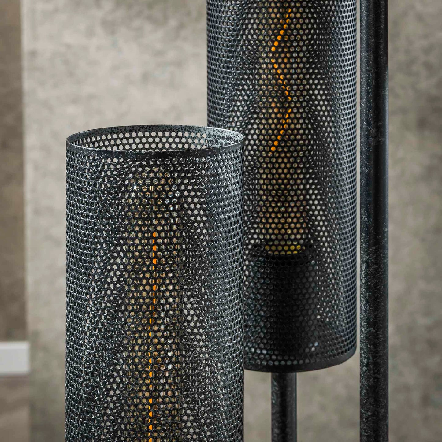 Moderne Stehlampe Tube von lefurn.de mit schlankem Design und weißem Lampenschirm, ideal für Wohnzimmer und Leseecken.