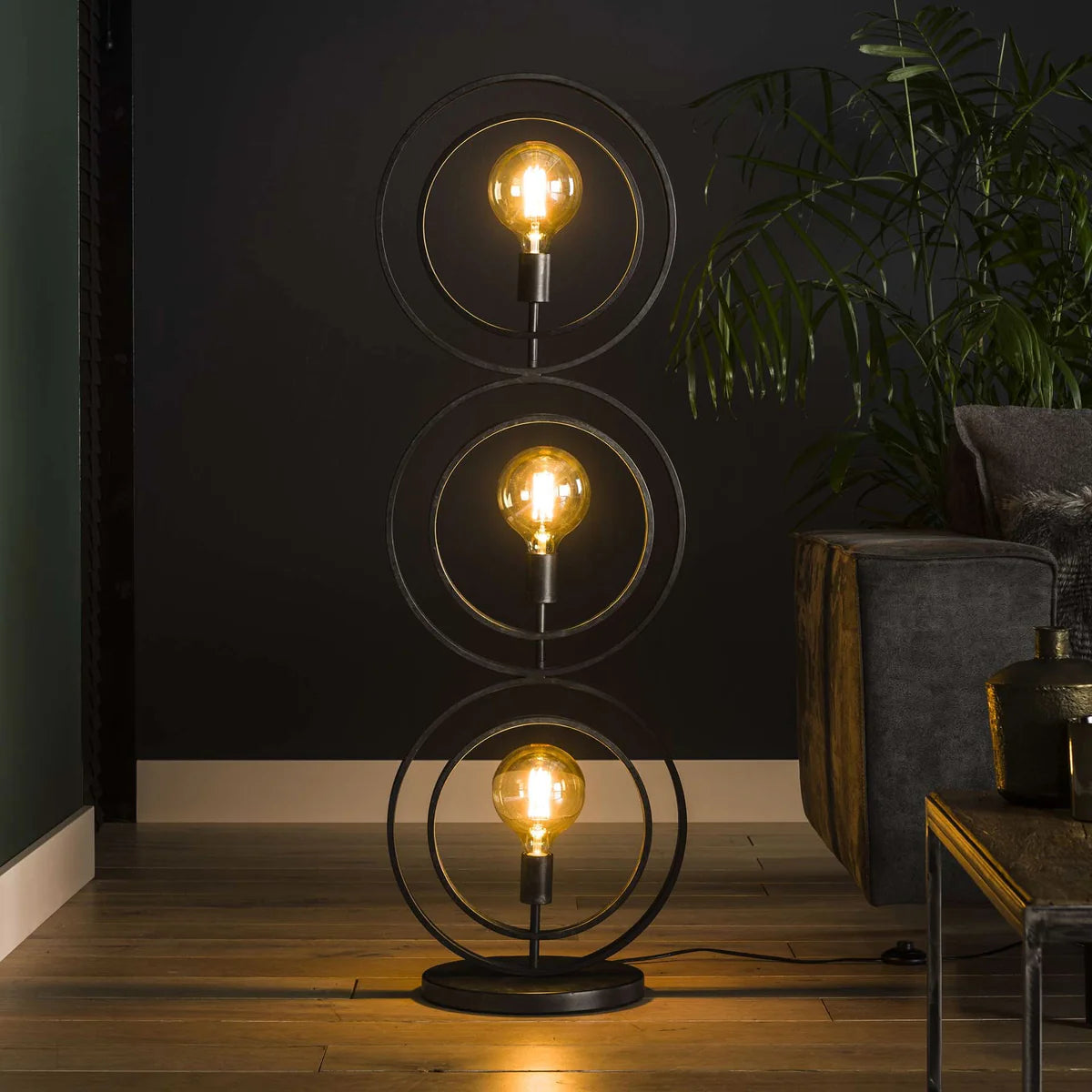 Moderne Stehlampe Turn 3L von lefurn.de mit elegantem Design und stabilem Standfuß, ideal für Wohnzimmer und Arbeitszimmer