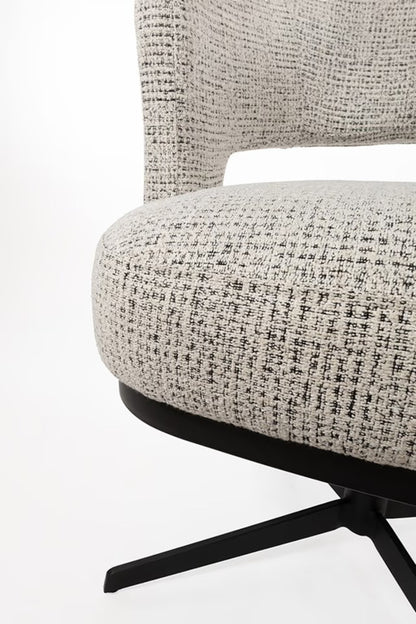Cinnamonfarbener Stuhl Bruce von lefurn.de mit gepolstertem Sitz und Rückenlehne, modernes Design, Blick auf das Sitzmöbel.