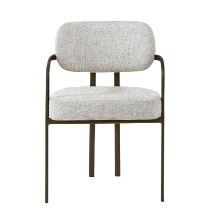 Beiger Stuhl Milan von lefurn.de mit Holzbeinen, gepolstertem Sitz und Rückenlehne, modernes Design für Esszimmer oder Büro.