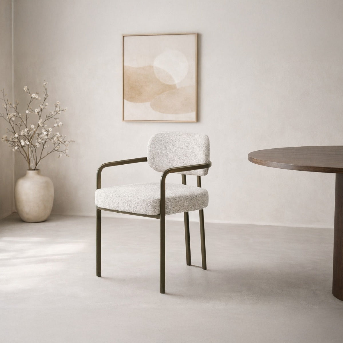 Beiger Stuhl Milan von lefurn.de mit modernem Design und bequemer Sitzfläche, ideal für Esszimmer oder Arbeitszimmer.