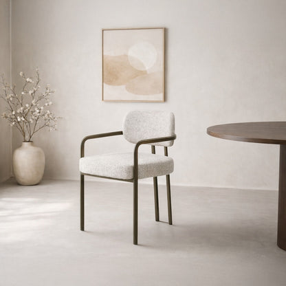 Beiger Stuhl Milan von lefurn.de mit modernem Design und bequemer Sitzfläche, ideal für Esszimmer oder Arbeitszimmer.