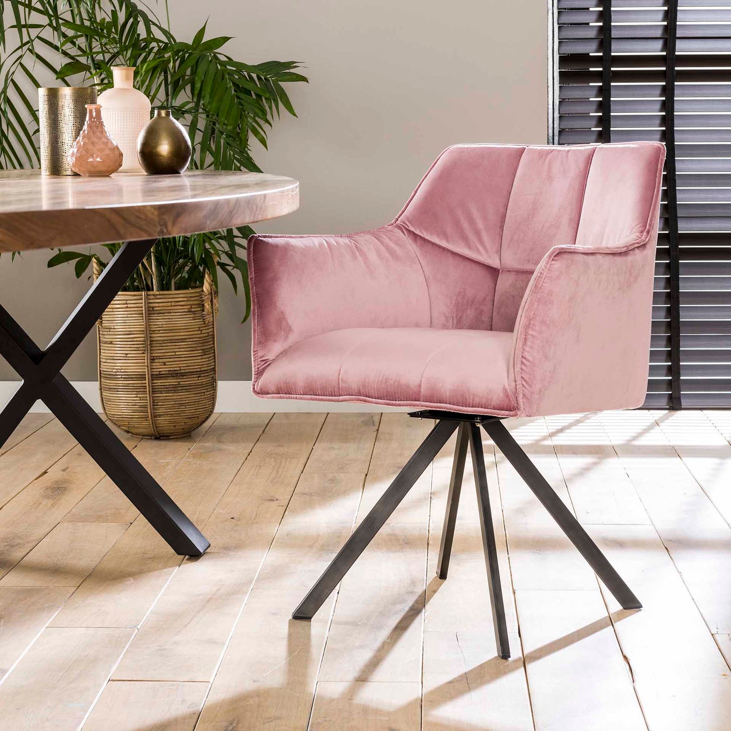Grauer Stuhl Rina von lefurn.de, moderner Esszimmerstuhl mit gepolstertem Sitz und schlankem Design.