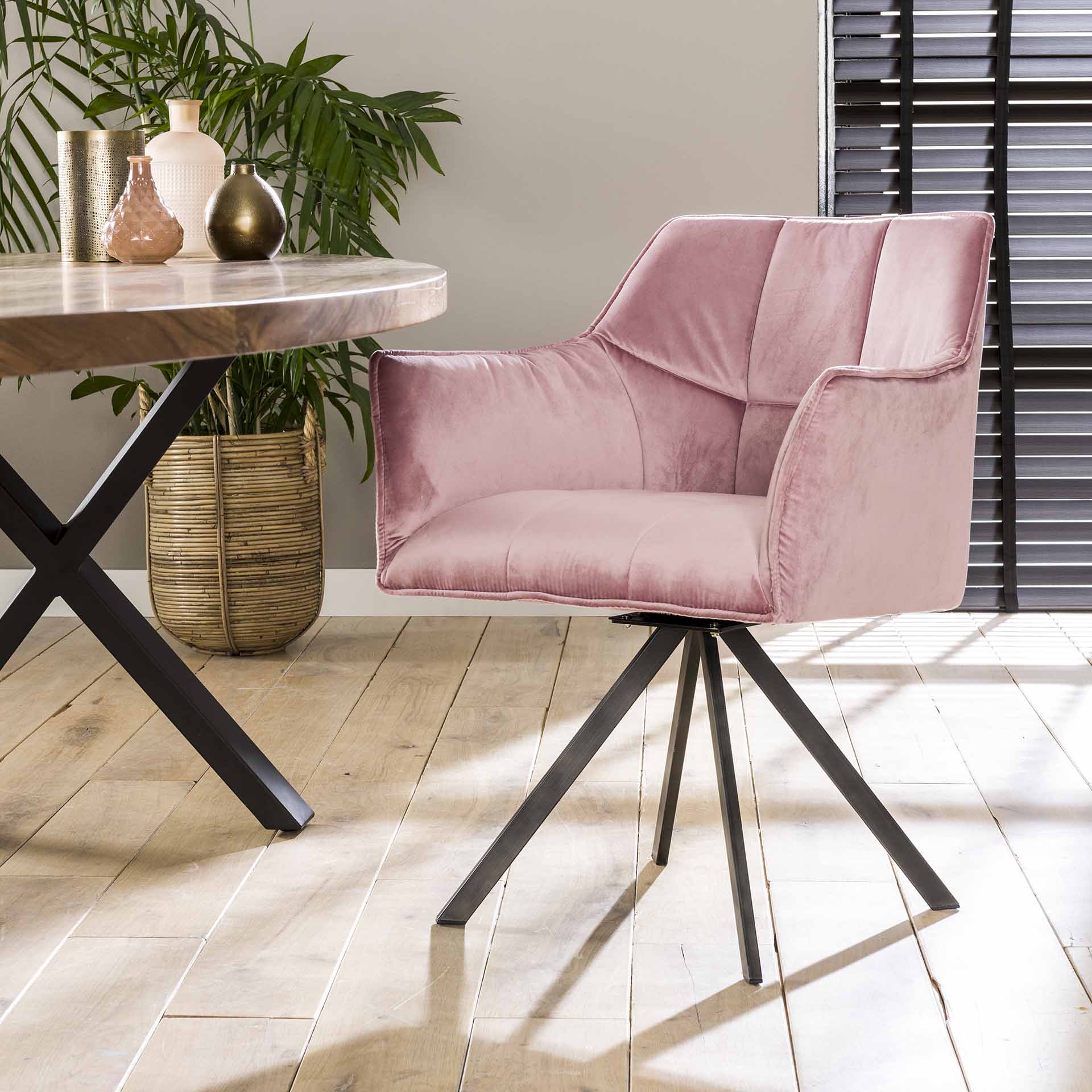 Grauer Stuhl Rina von lefurn.de, moderner Esszimmerstuhl mit gepolstertem Sitz und schlankem Design.
