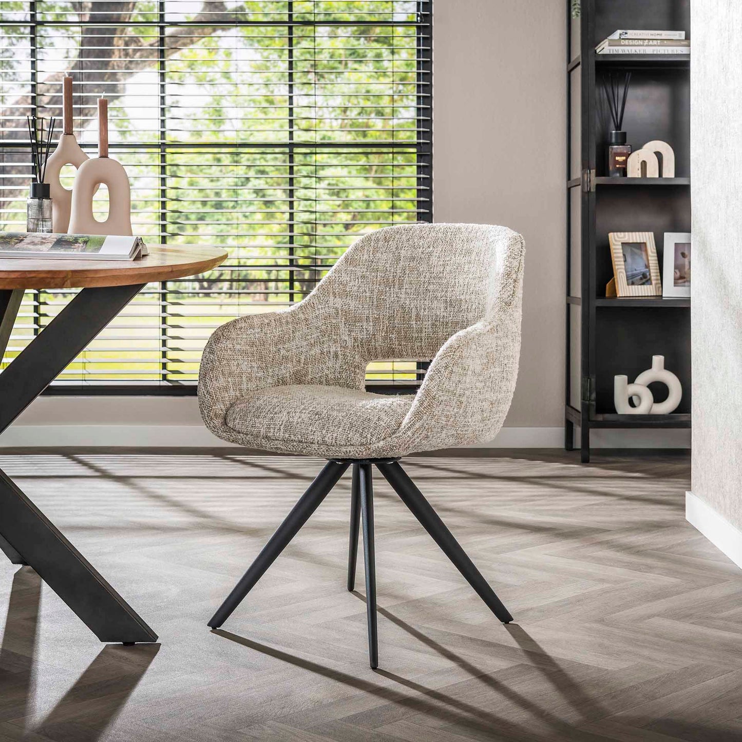 Grauer Lefurn.de Stuhl Spring mit modernem Design, stabile Sitzfläche und eleganter Optik, ideal für Esszimmer oder Büro.