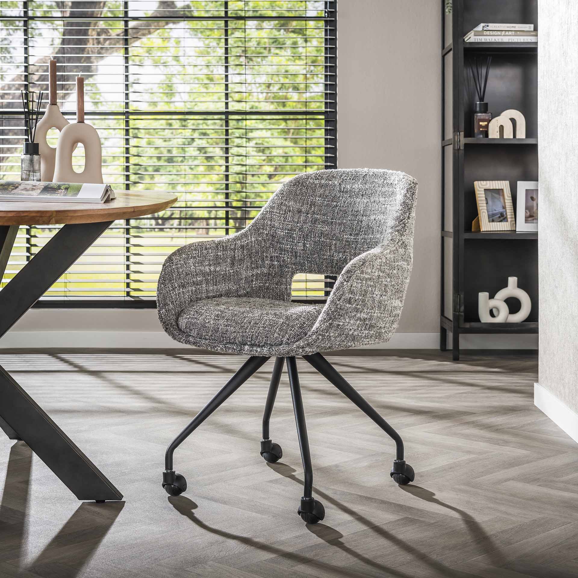 Grauer Lefurn.de Stuhl Spring MR mit modernem Design und bequemer Sitzfläche, ideal für Esszimmer und Arbeitsbereiche.