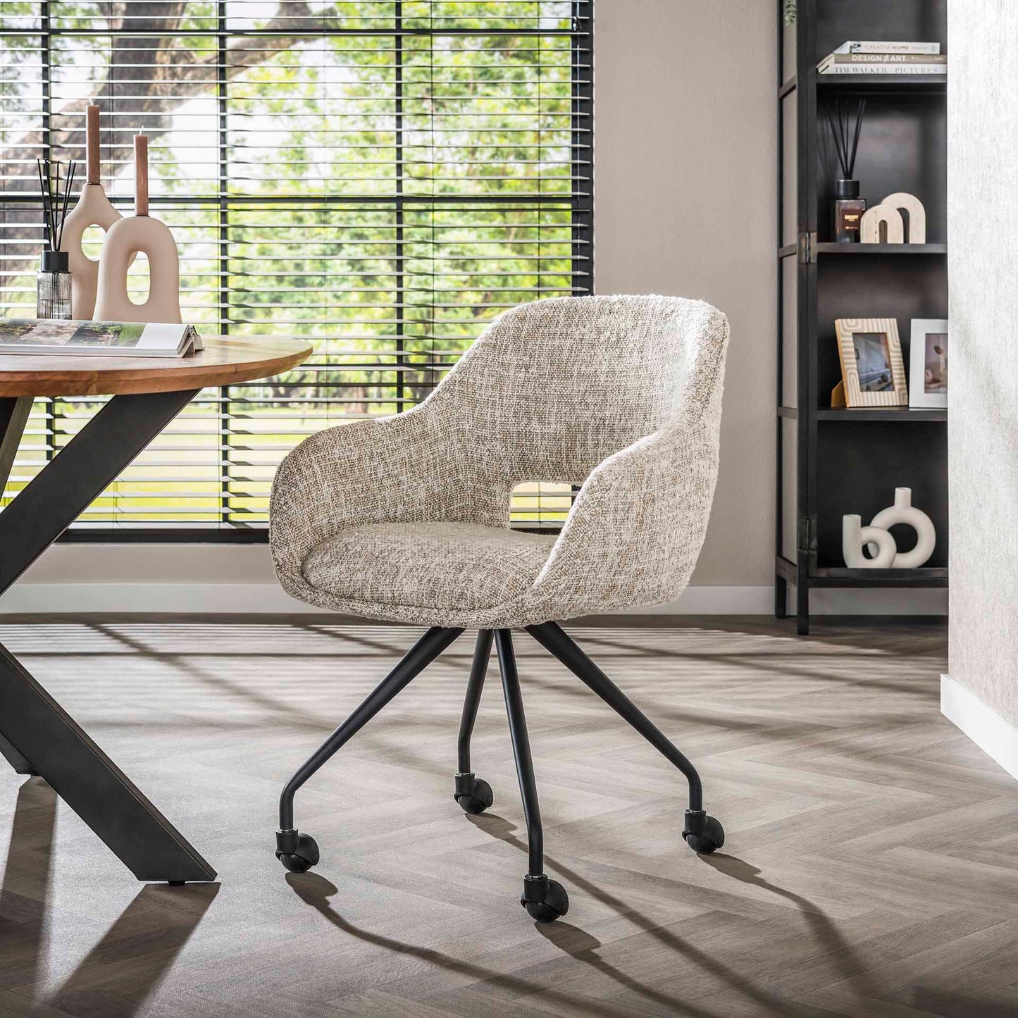 Grauer Stuhl Spring MR von lefurn.de mit modernem Design und bequemer Sitzfläche, ideal für Esszimmer oder Büro.