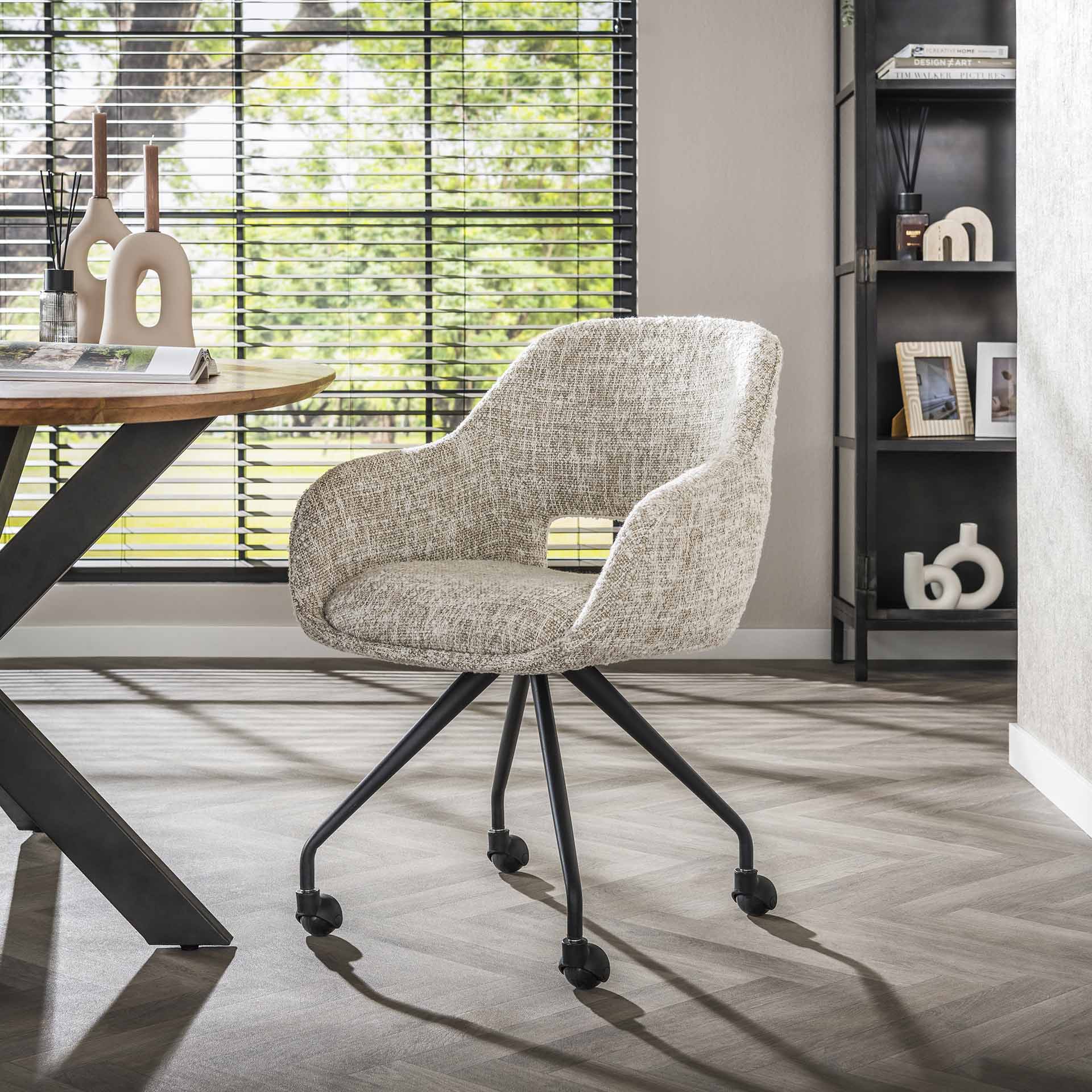 Grauer Stuhl Spring MR von lefurn.de mit modernem Design und bequemer Sitzfläche, ideal für Esszimmer oder Büro.
