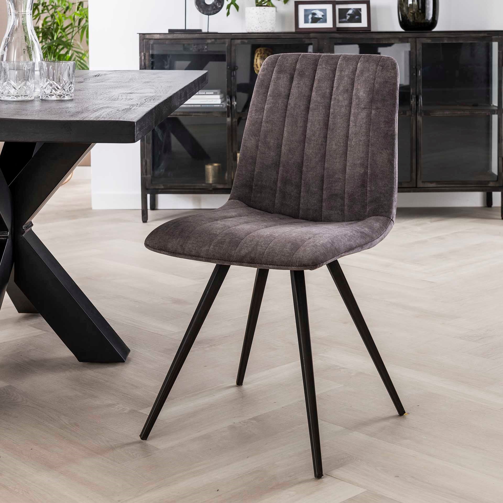 Grüner Stuhl Stitch von lefurn.de mit bequemer Sitzfläche und modernen Design, ideal für Esszimmer oder Büro.
