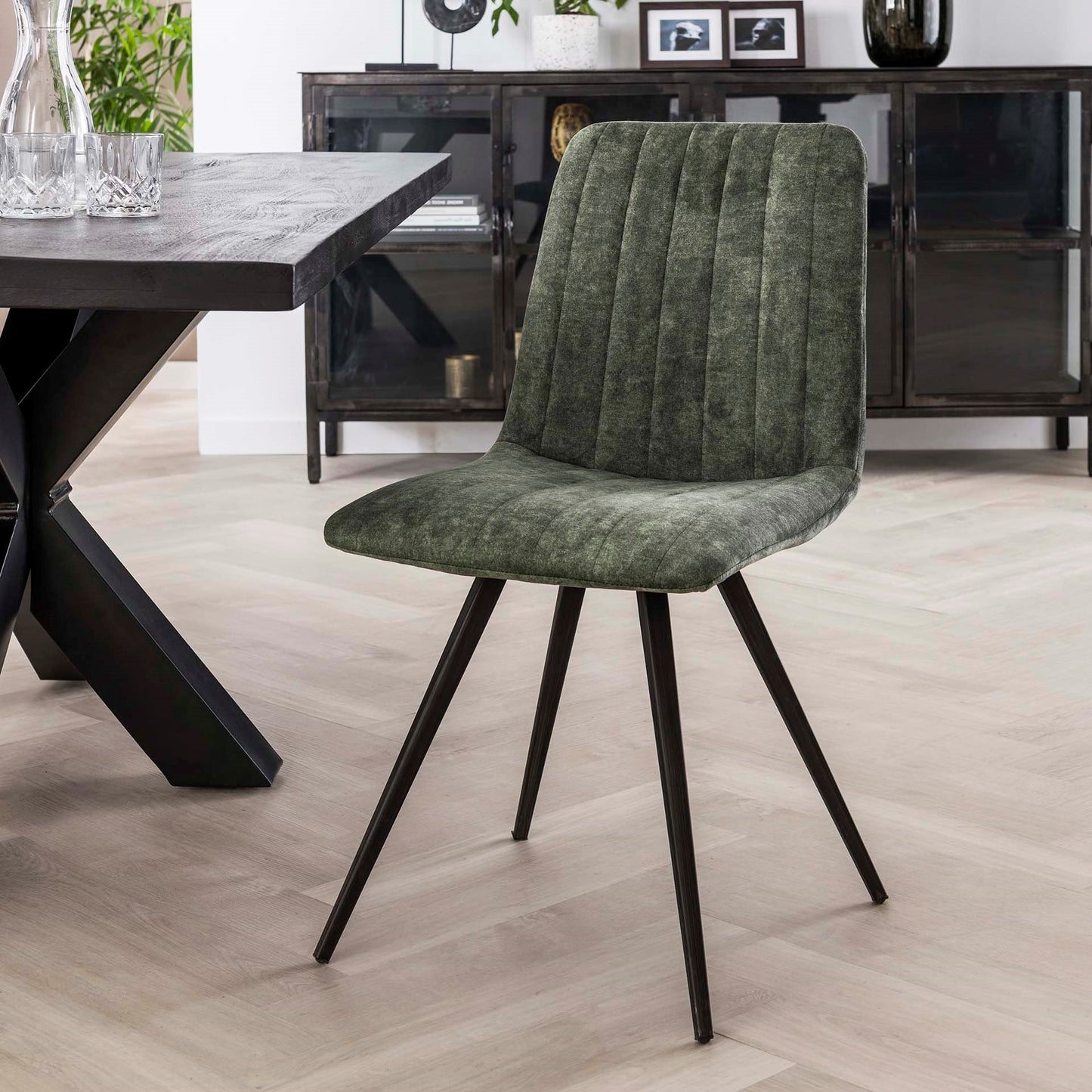 Grüner Stuhl Stitch von lefurn.de mit gepolstertem Sitz und Rückenlehne, modernes Design, ideal für Esszimmer oder Büro.