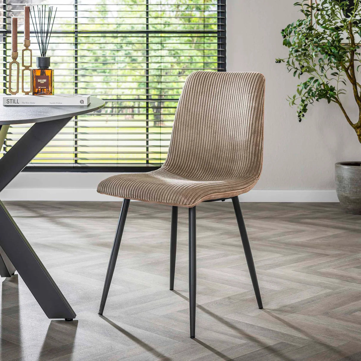 Roter Rib Stuhl von lefurn.de mit ergonomischem Design und modernen Linien, ideal für Esszimmer und Arbeitsbereiche.