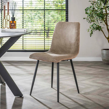 Roter Rib Stuhl von lefurn.de mit ergonomischem Design und modernen Linien, ideal für Esszimmer und Arbeitsbereiche.