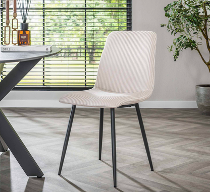 Moderner Rattanstuhl Rib von lefurn.de mit schwarzem Metallgestell und bequemer Sitzfläche, ideal für Esszimmer und Wohnzimmer