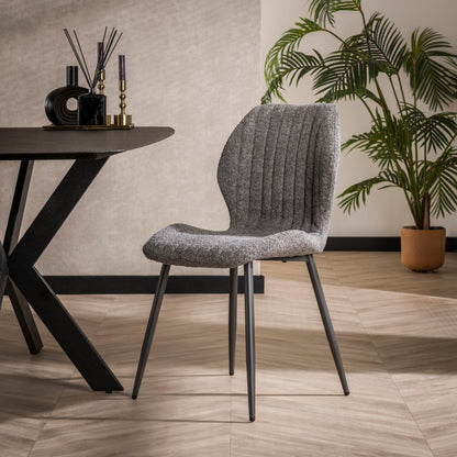 Sandfarbener LEFURN.de Rider Stuhl mit Holzbeinen, modernes Design und bequemer Sitz, perfekt für Esszimmer oder Büro.