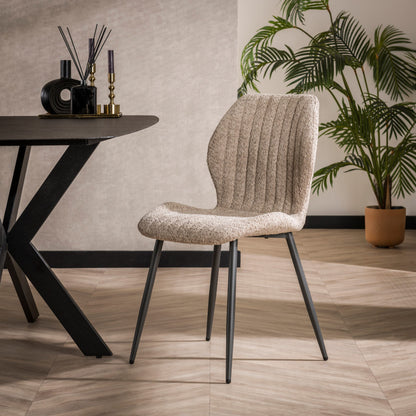 Sandfarbener Rider Stuhl von lefurn.de mit Holzbeinen und modernem Design, Blick auf Sitzfläche und Rückenlehne.
