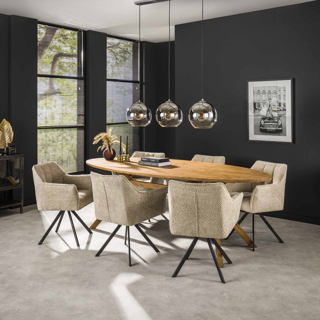 Moderner Sandfarbener Stuhl Rina B von lefurn.de mit stilvollem Design und bequemer Sitzfläche.