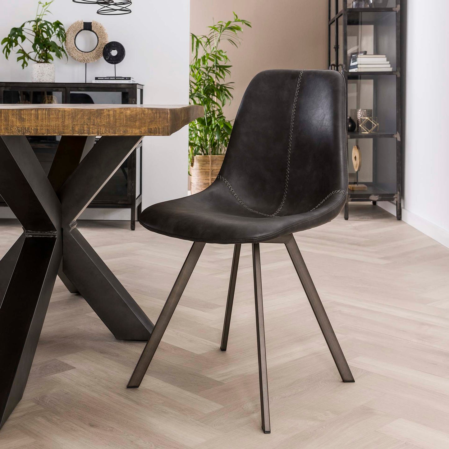 Schwarzer Zig Zag Stuhl von lefurn.de mit modernem Design und schwarzer Polsterung, ideal für Esszimmer oder Büro.