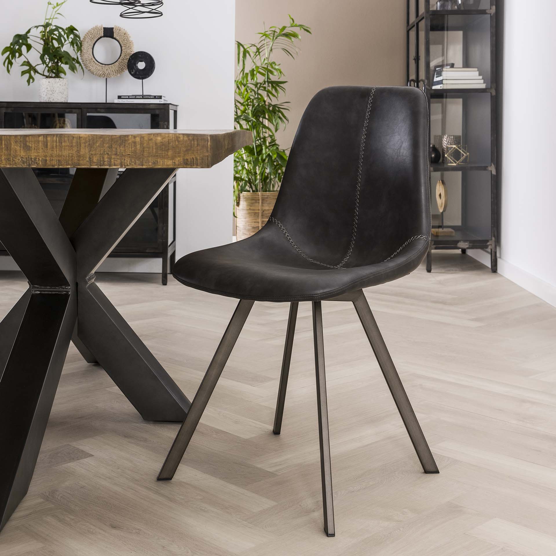Schwarzer Zig Zag Stuhl von lefurn.de mit modernem Design und schwarzer Polsterung, ideal für Esszimmer oder Büro.