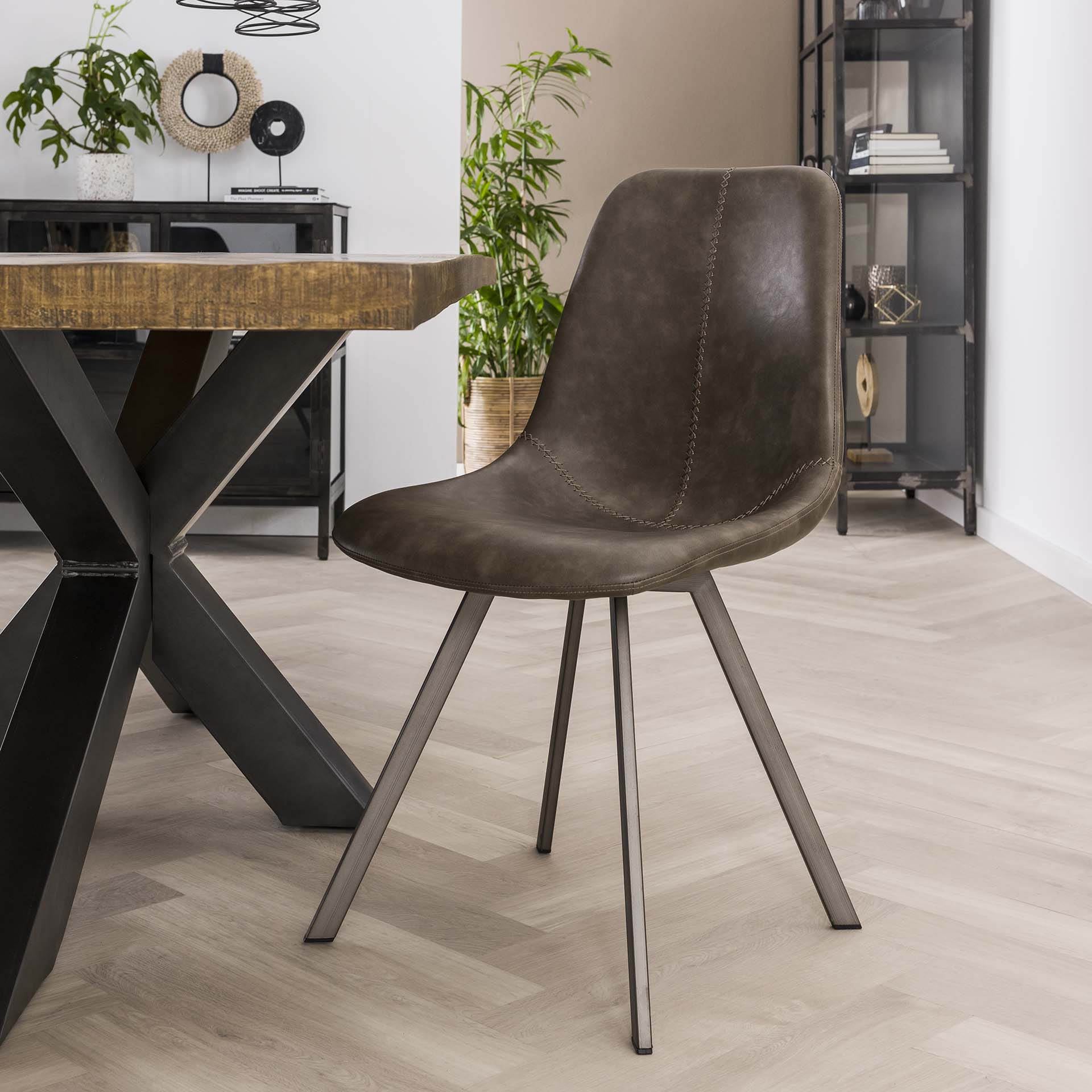 Schwarzer Zig Zag Stuhl von lefurn.de mit modernem Design und bequemer Sitzfläche, ideal für Esszimmer oder Büro.