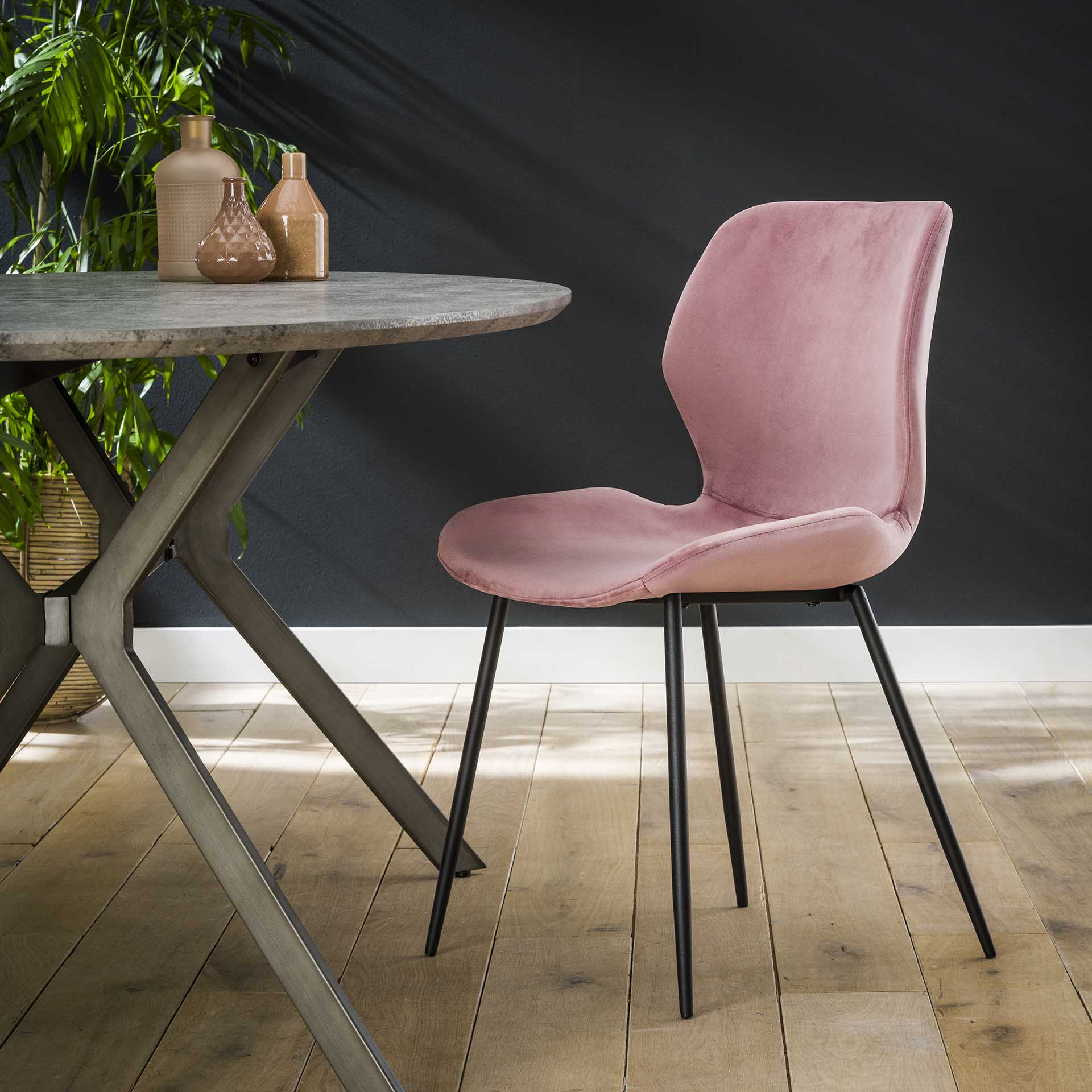 Grauer Stuhl mit Rundrohrgestell von lefurn.de, weiche Velvet-Polsterung, modernes Design, bequemes Sitzmöbel für Esszimmer.