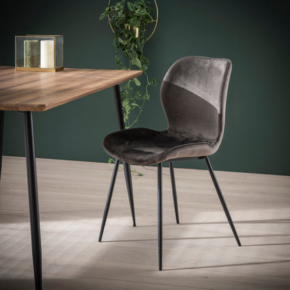 Grauer Stuhl mit Rundrohrgestell aus Velvet von lefurn.de, elegantes Sitzmöbel für modernes Zuhause