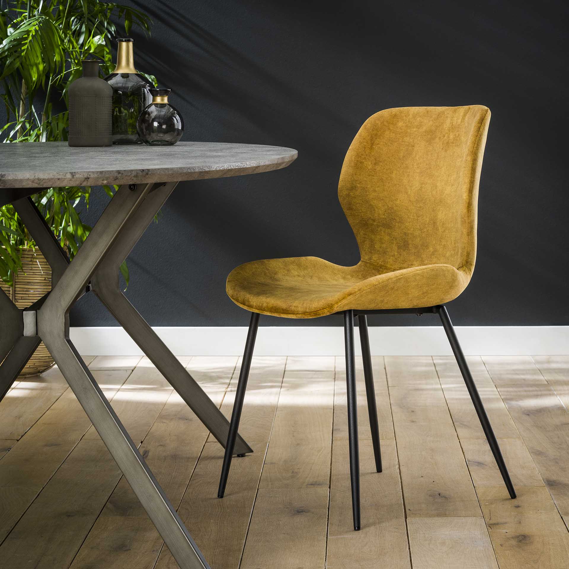 Grauer Stuhl aus Velours mit Rundrohrgestell von lefurn.de, eleganter Sitzkomfort, modernes Design, Nahaufnahme