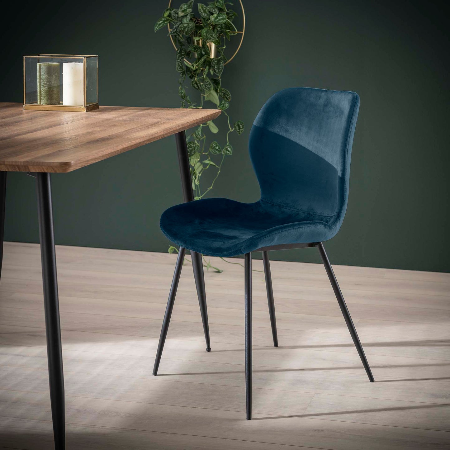 Grauer Velvet-Stuhl mit Rundrohrgestell von lefurn.de, modernes Design und bequeme Sitzfläche.