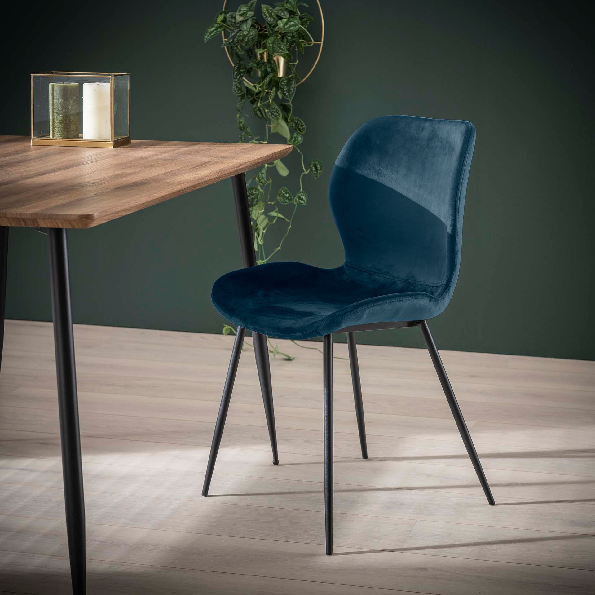 Grauer Velvet-Stuhl mit Rundrohrgestell von lefurn.de, modernes Design und bequeme Sitzfläche.