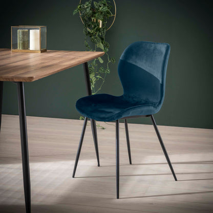 Grauer Velvet-Stuhl mit Rundrohrgestell von lefurn.de, modernes Design und bequeme Sitzfläche.