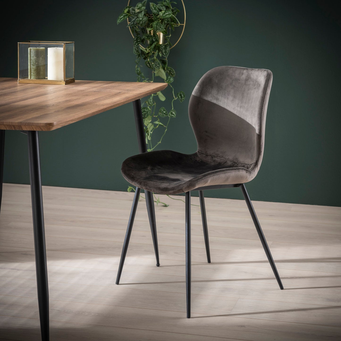 Grauer Stuhl mit Rundrohrgestell von lefurn.de, bequemer Sitz aus Samtstoff, modernes Design.