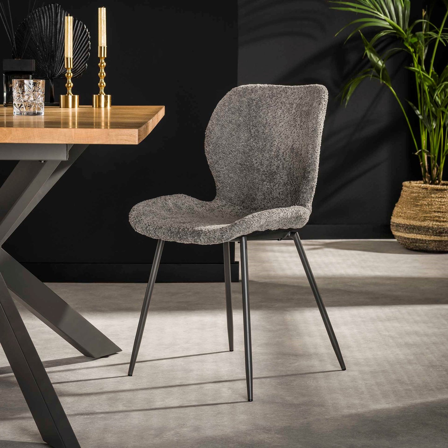 Grauer Velvet-Stuhl mit Rundrohrgestell von lefurn.de, modernes Design, bequeme Sitzfläche, eleganter Esszimmerstuhl