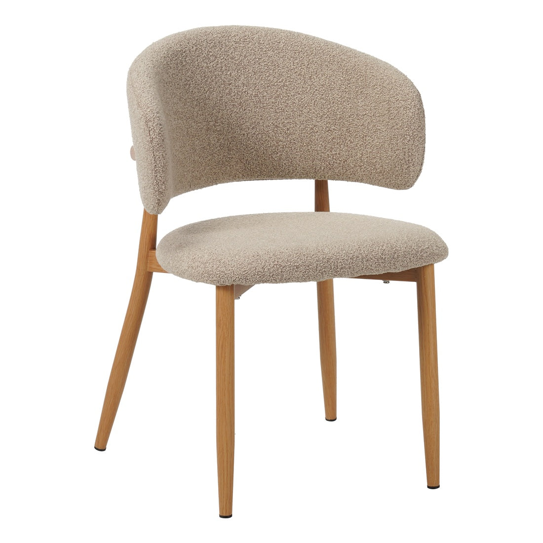 Nussbaumfarbener Yuki Stuhl von lefurn.de mit sandfarbenem Sitz und modernen Design, sichtbar auf dem Bild.