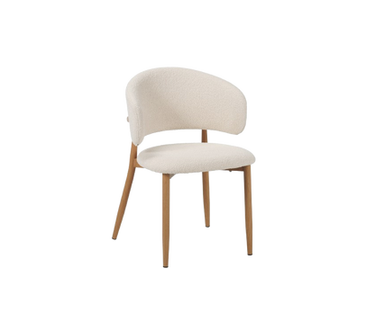 Stuhl Yuki von lefurn.de aus Walnuss mit beigem Sitz, modernes Design, Blick auf die stilvolle Esszimmerstuhl-Ansicht.