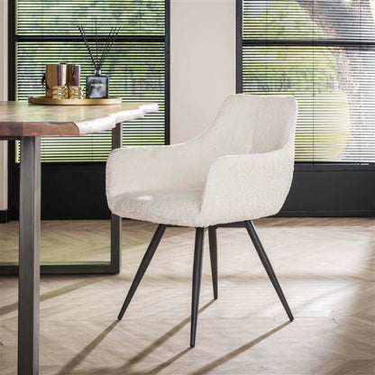 Weißer Stuhl Ares Bouclé von lefurn.de, moderner Sitzstuhl mit weicher Bouclé-Polsterung und eleganter Gestaltung.