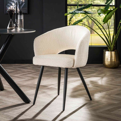 Weißer Salon Bouclé Stuhl von lefurn.de, stilvoller Sitz mit weichem, texturiertem Bezug und eleganter Optik.