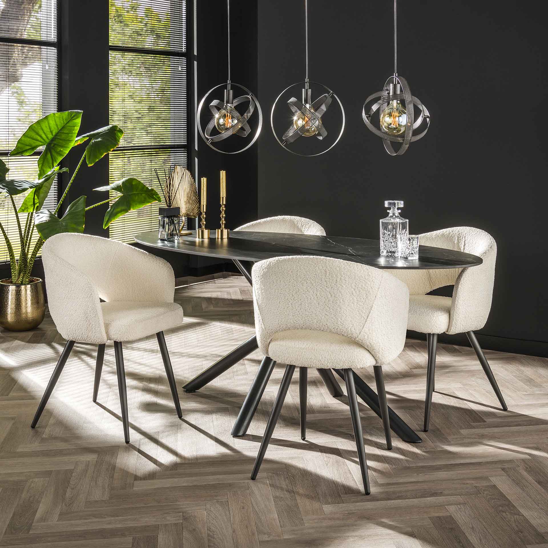 Weiße Bouclé-Salonstuhl von lefurn.de, moderner Stuhl mit gemütlichem Stoffbezug und eleganter Gestaltung, sichtbar im Bild