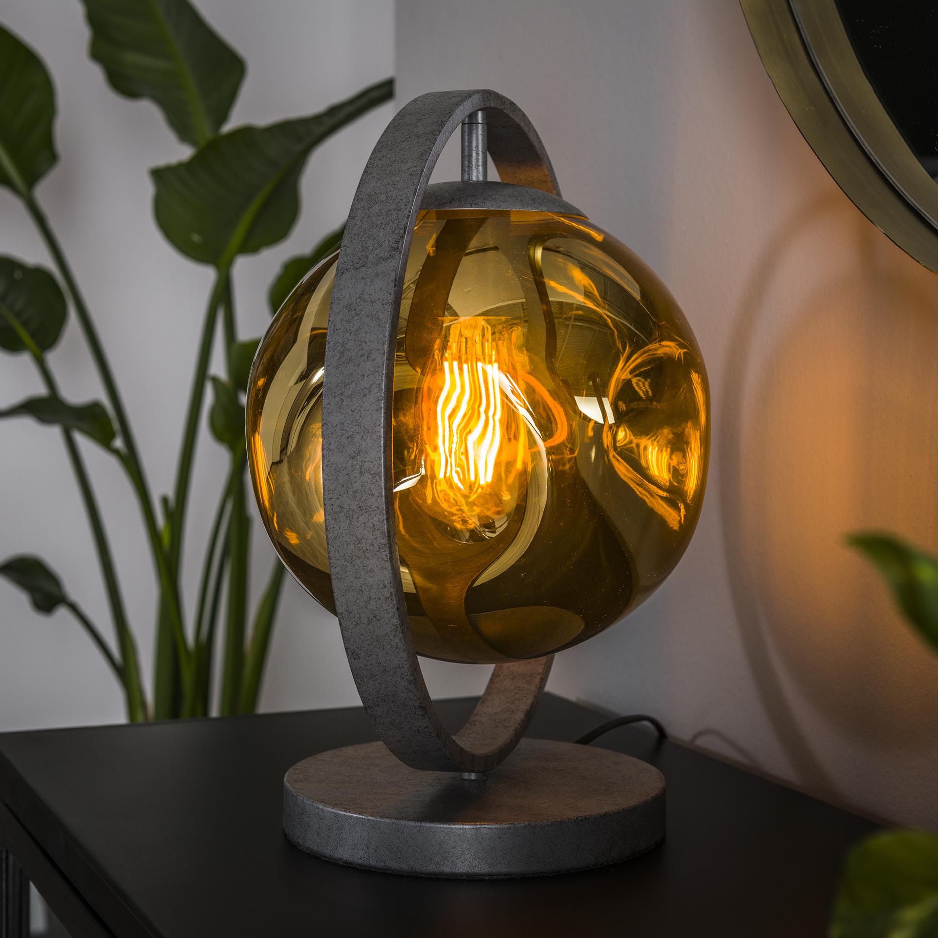Moderne Tischlampe Stellar 1L von lefurn.de mit elegantem Design und yessem Lampenschirm, ideal für Wohnzimmer oder Schlafzimmer.