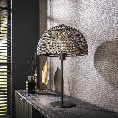 Moderne Armor Open Tischlampe von lefurn.de mit stilvollem Design und flexiblem Lampenschirm auf einem Tisch.