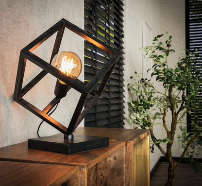 Moderne Tischlampe Dice von lefurn.de mit geometrischem Würfeldesign und sanfter Beleuchtung für das Wohnzimmer.