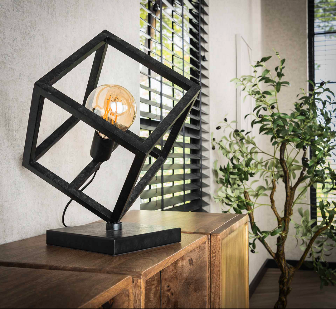 Moderne Tischlampe Dice von lefurn.de mit geometrischem Würfel-Design auf einer eleganten Oberfläche.